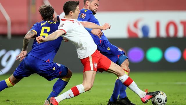 开云体育-纪录悬了，欧冠也悬了？世一锋给六冠王出“送命题”